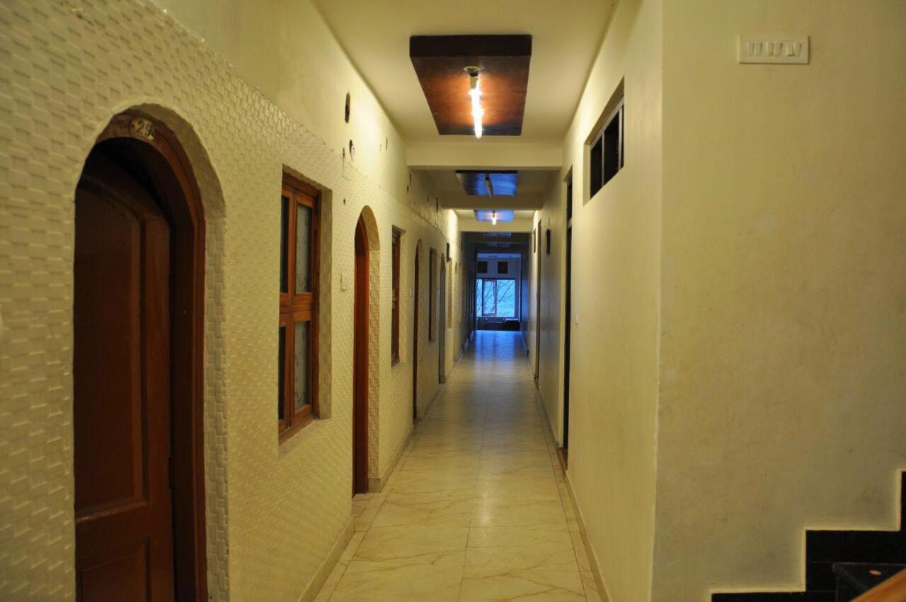 Hotel Ahuja ナイニタール エクステリア 写真